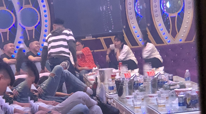 Cận cảnh truy quét nhà hàng thác loạn ở trung tâm Sài Gòn